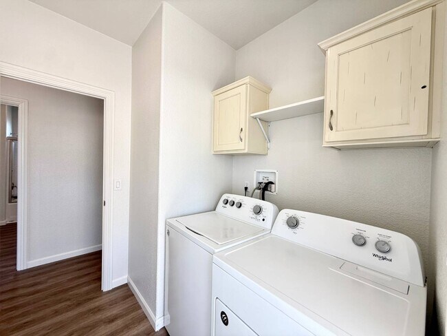 Building Photo - 80 Huntington St