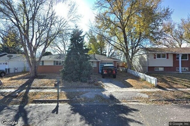 Building Photo - 5 Bedroom Home Near Mitchell High School