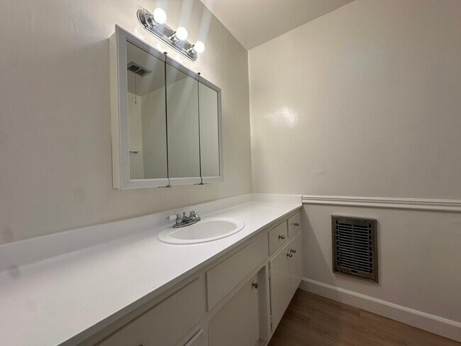 Building Photo - 1432 N Fairfax Ave