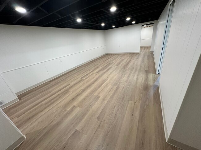 Building Photo - Impeccably Clean Warren Ranch!