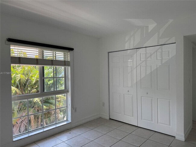 Building Photo - 290 Sunrise Dr