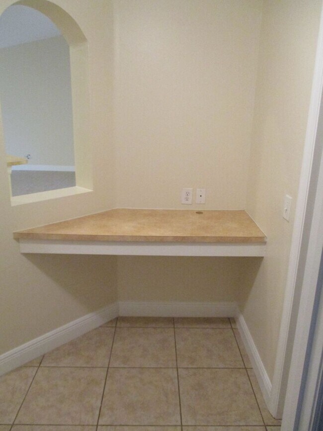 Building Photo - 1900 Kismet Pkwy W