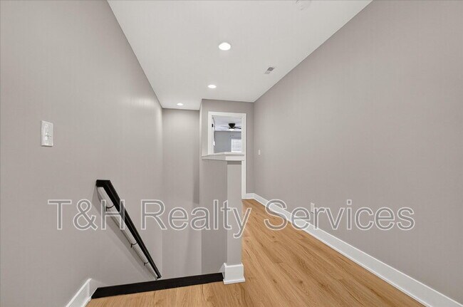 Building Photo - 623 W 39th St