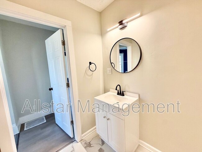 Building Photo - 924 Spring Ave NE