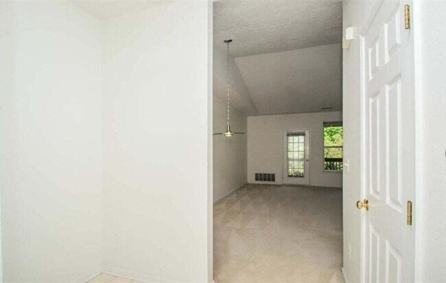 Building Photo - 1430 Fox Pointe Cir