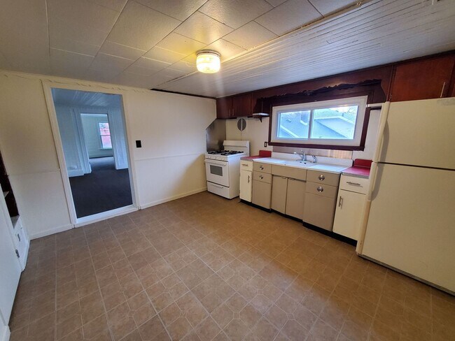 Building Photo - Large 2 Bedroom 2nd Floor Apartment Availa...
