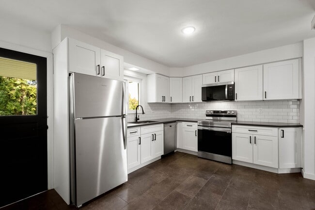 Building Photo - MOVE IN TODAY! DON'T MISS THIS NEWLY RENOV...