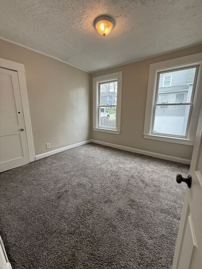 Building Photo - 206 Connors St