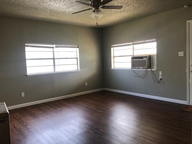 Building Photo - Available November - Cute 3 bed/1 bath!