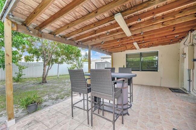 Building Photo - 6840 SW 26th Ct