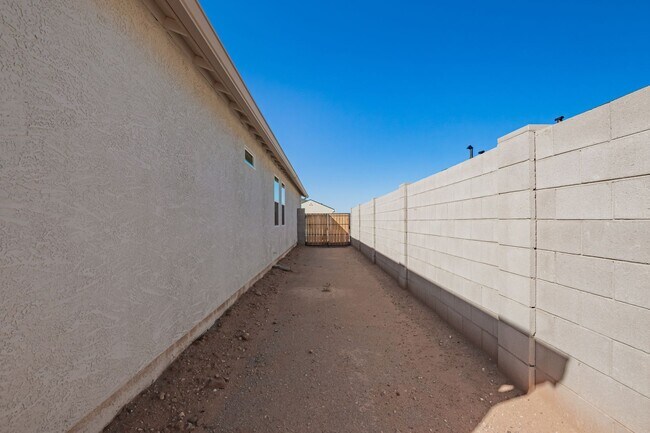 Building Photo - Brand New - Never Lived In 4 Bedroom / 2 B...