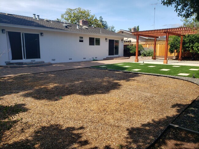 Building Photo - Beautiful Remodeled 3x2 Home in Sunland Pa...