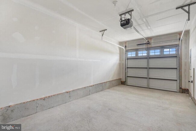 Building Photo - 16525 Green Glade Dr