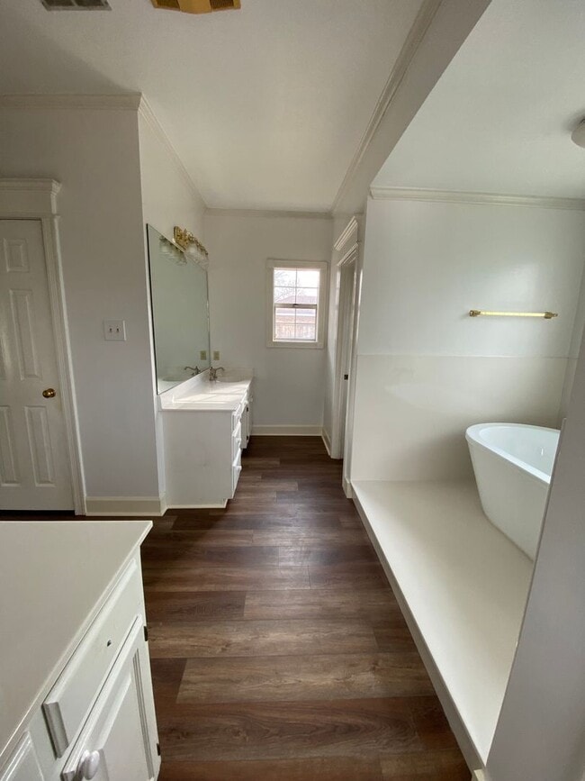 Building Photo - Large Single Family Home in Great Neighborhood