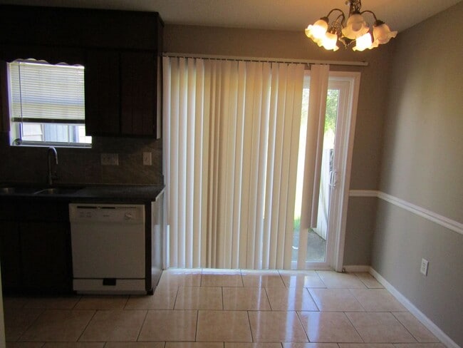 Building Photo - 1100 Pineland Ave