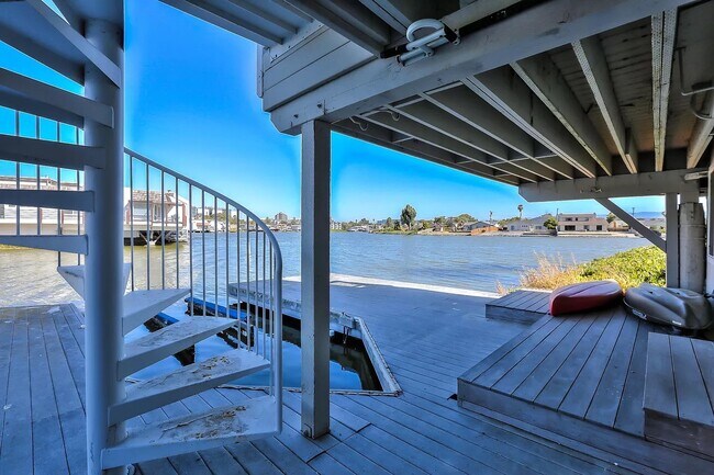 Building Photo - 686 Port Dr