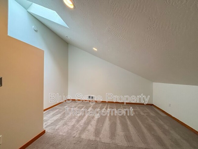 Building Photo - 241896 US-101