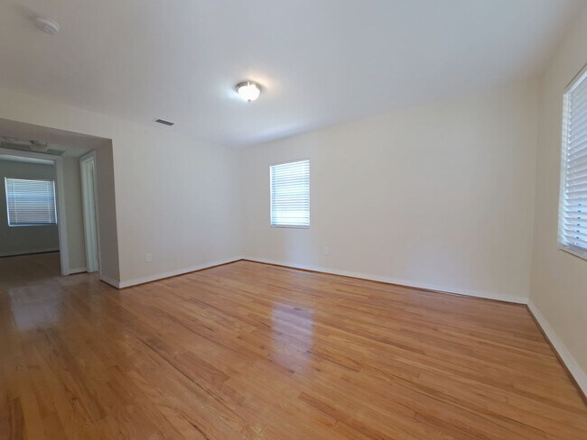 Building Photo - Don't miss this lovely 2 Bedroom / 2 Bath ...