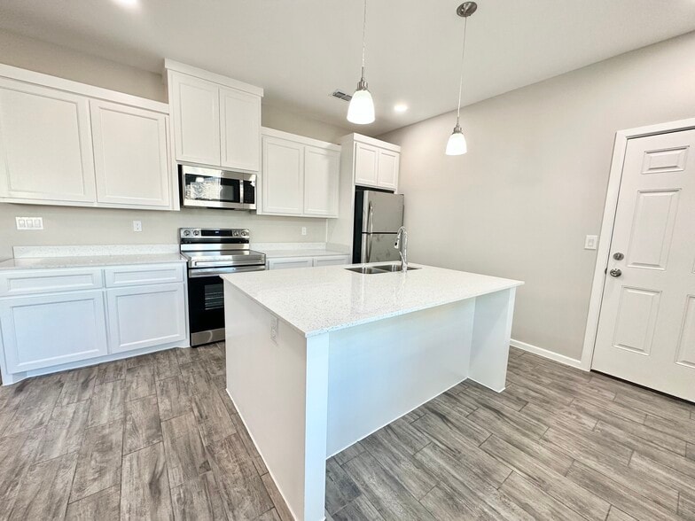 Building Photo - 1210 S Milanos Rd