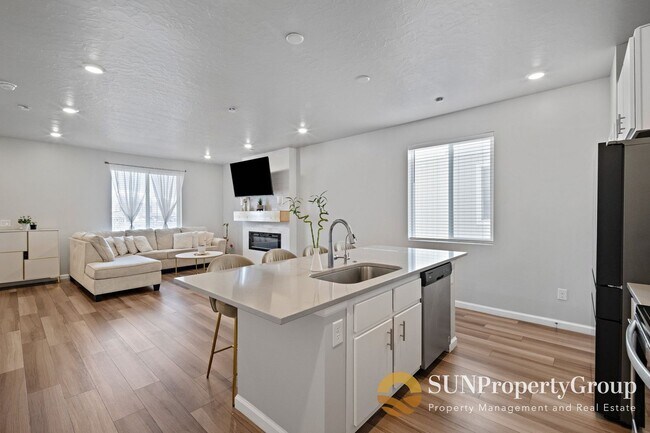 Building Photo - Stunning Duplex In Desirable Saratoga Springs!