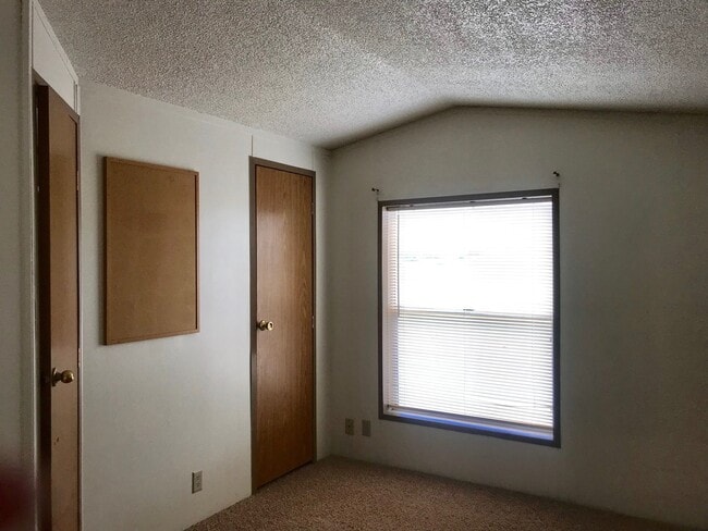 Building Photo - Pet Friendly 2bdrm, 2 bath home in the Cou...