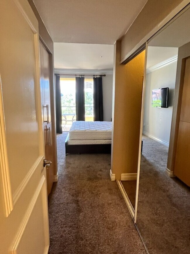 Building Photo - Meridian Luxury 1 Bed | 1 Bath Condo