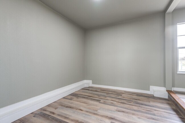 Building Photo - 918 E Rice St