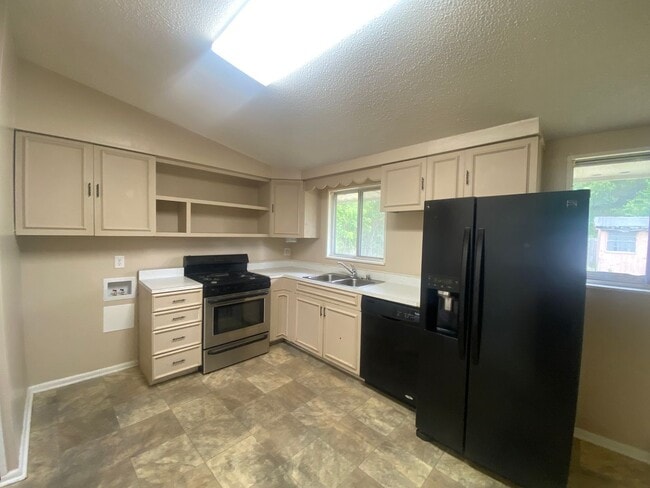 Building Photo - 3 Bed 1.5 Bath House