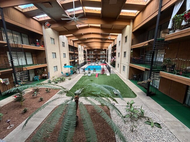 Building Photo - Newly Remodeled 2 Bedroom Unit in Family a...