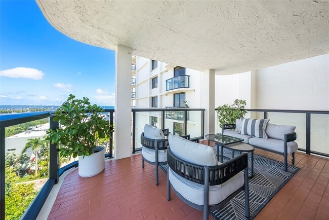 Building Photo - 2575 S Bayshore Dr