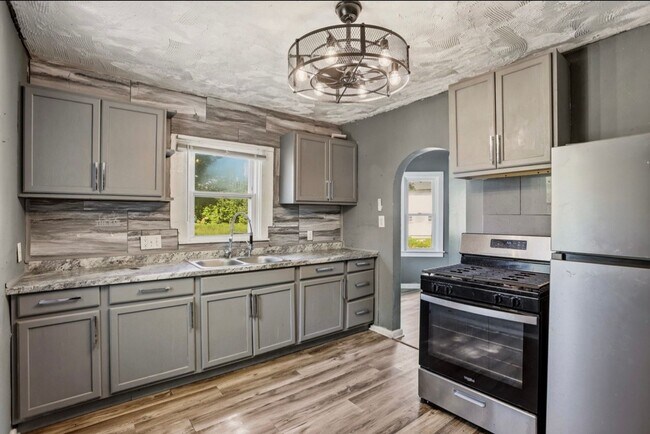 Building Photo - Charming 2 Bedroom Home Available Now!