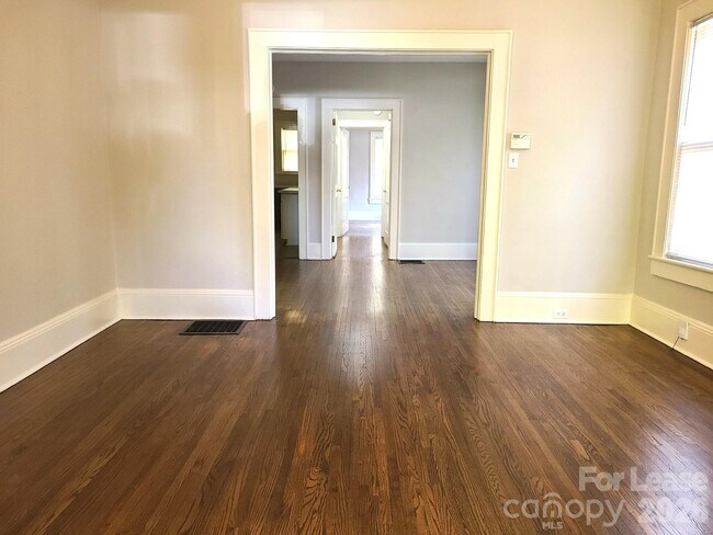 Building Photo - 1623 Fountain View St