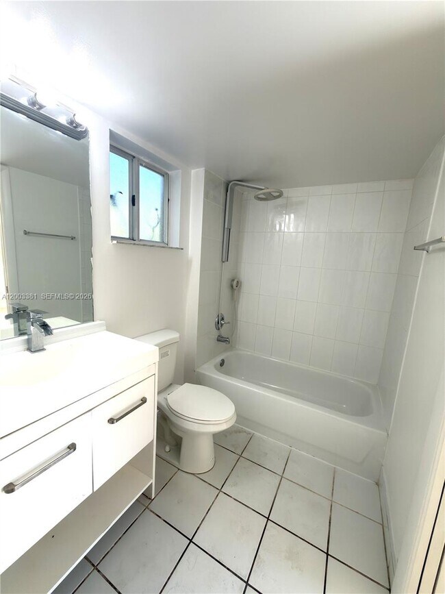 Building Photo - 14020 NE 3rd Ct