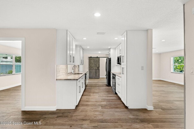 Building Photo - 215 S Robert Way