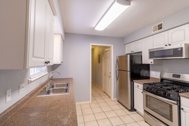 Building Photo - Beautiful 3 bedroom Home in West Congress!