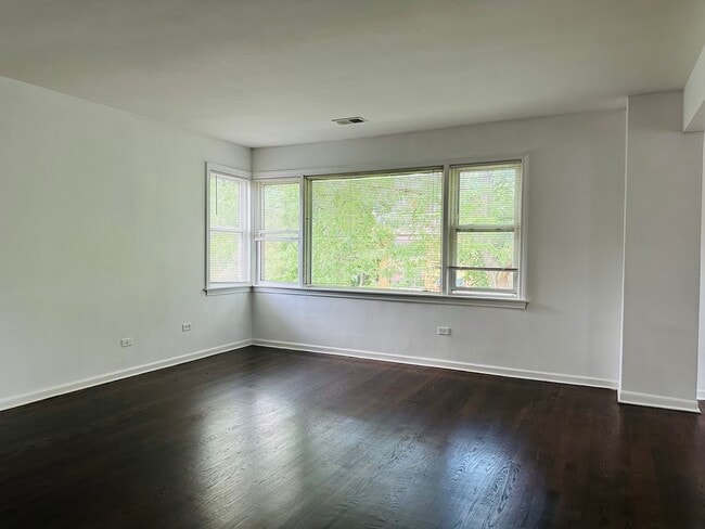 Building Photo - 8638 Trumbull Ave