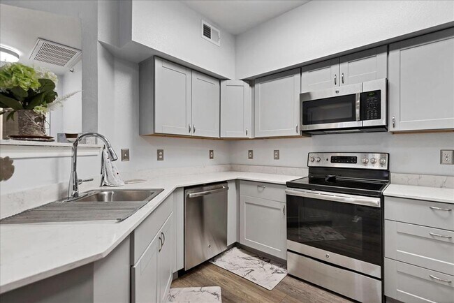 Building Photo - 2320 Gracy Farms Ln