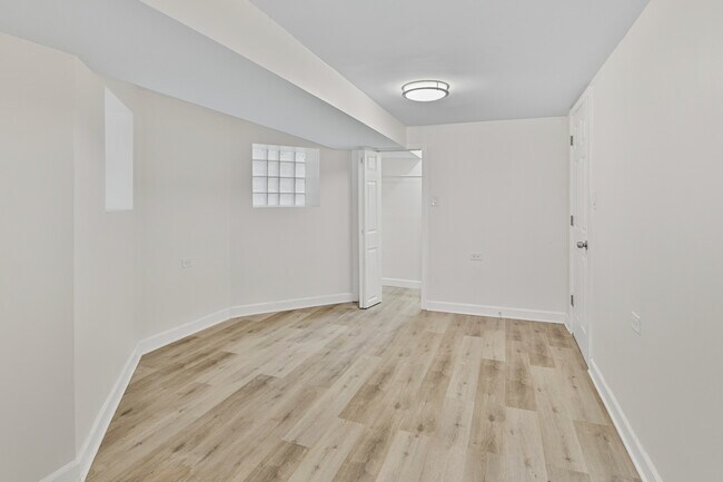 Building Photo - 1345 N Maplewood Ave