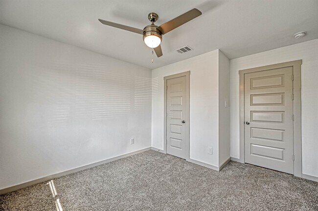Building Photo - 815 Dahlia Petal Dr
