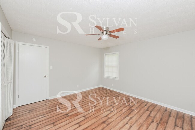Building Photo - Welcome home to this 4 bedroom, 2 bathroom home