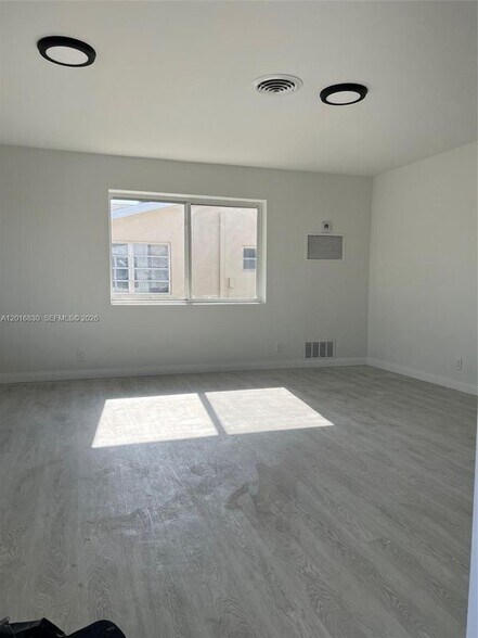 Building Photo - 1831 NE 56th St