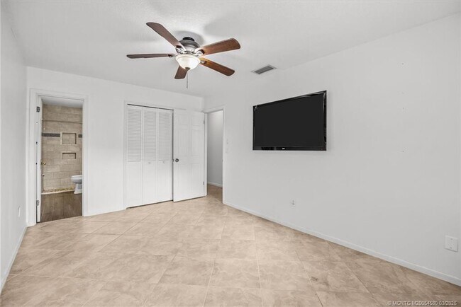 Building Photo - 1250 SE Petunia Ave