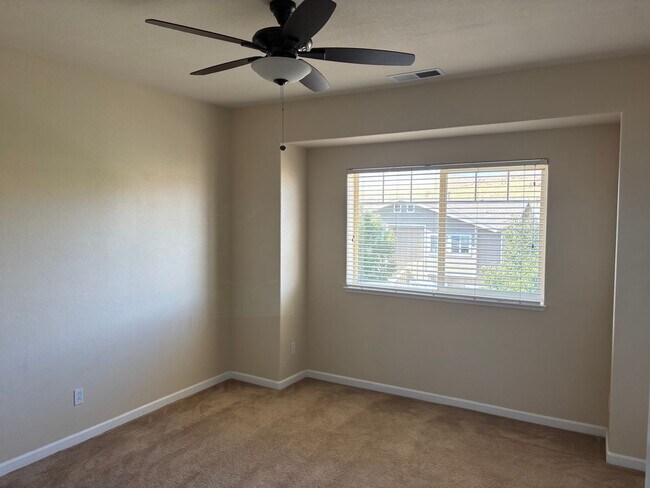 Building Photo - Townhome with city views