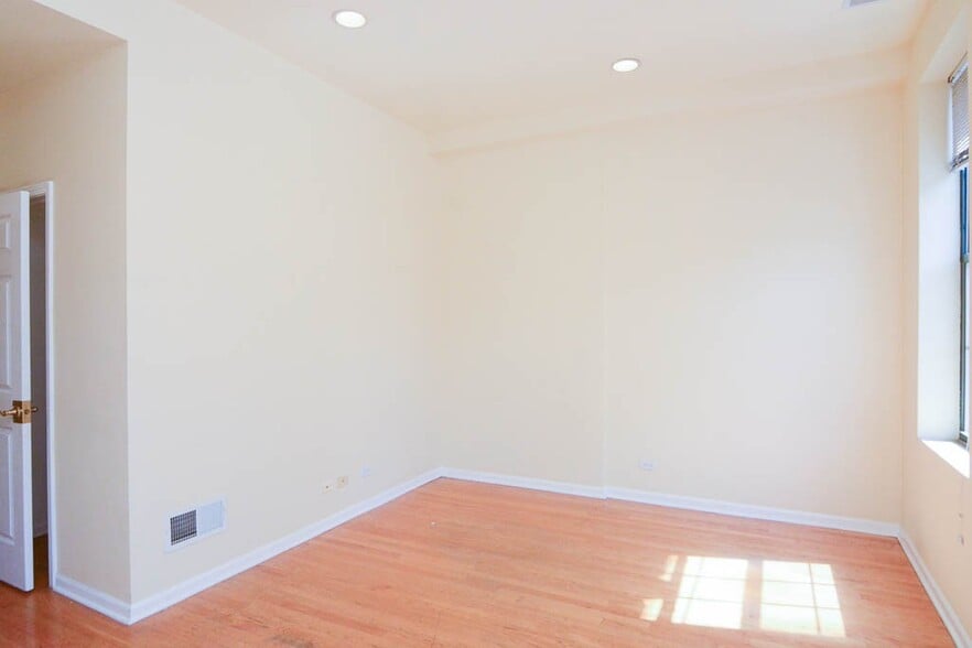 Building Photo - 218 W Division St