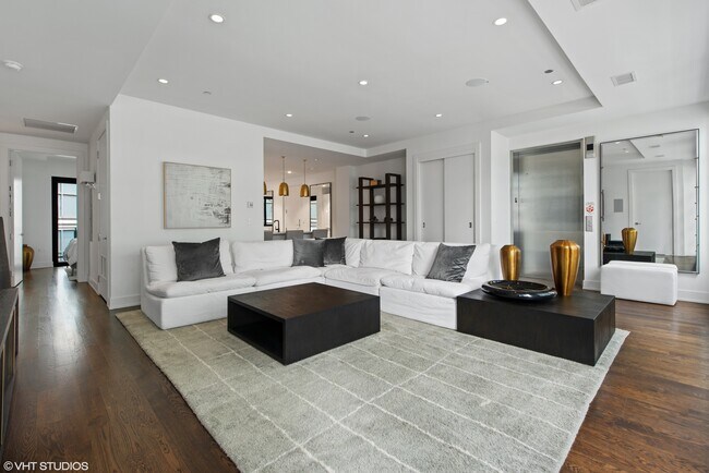 Building Photo - 668 N Kingsbury St