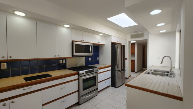 Building Photo - Nice 3 Bedroom 2 Bathroom Home Located In ...