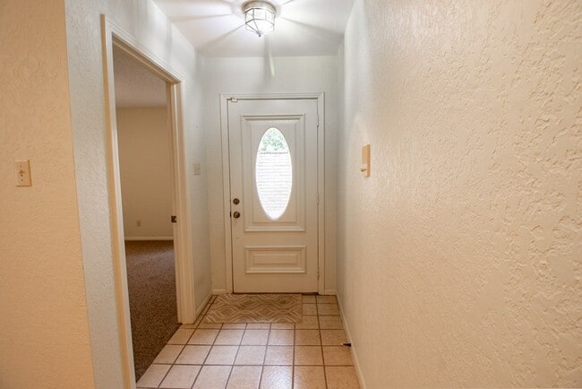 Building Photo - 1127 Lois St