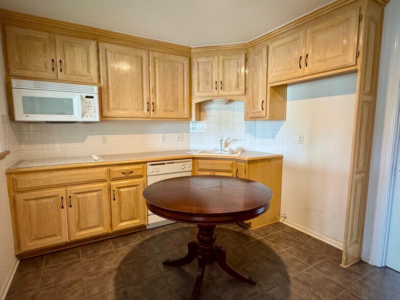 Building Photo - 5912 NE Turquoise Dr