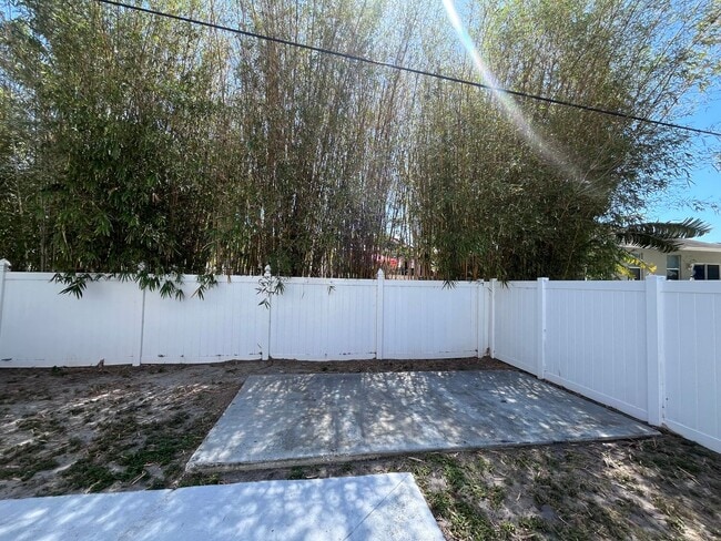 Building Photo - 7108-7108 S Kissimmee St