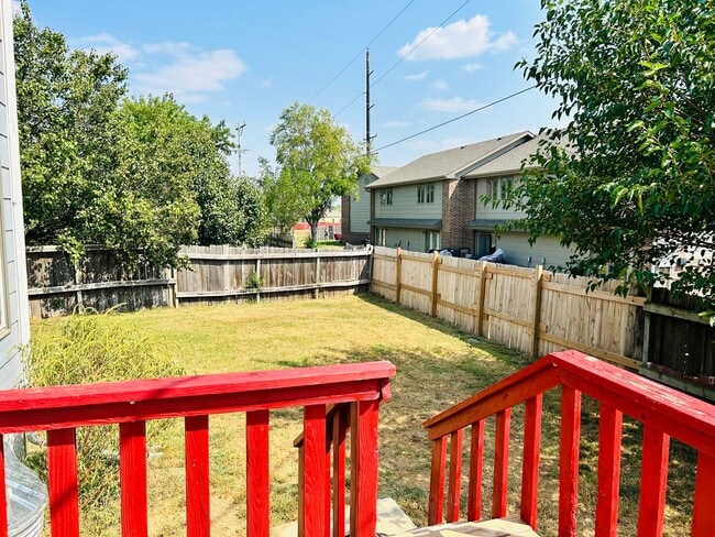 Building Photo - Convenient Location, Spacious Home